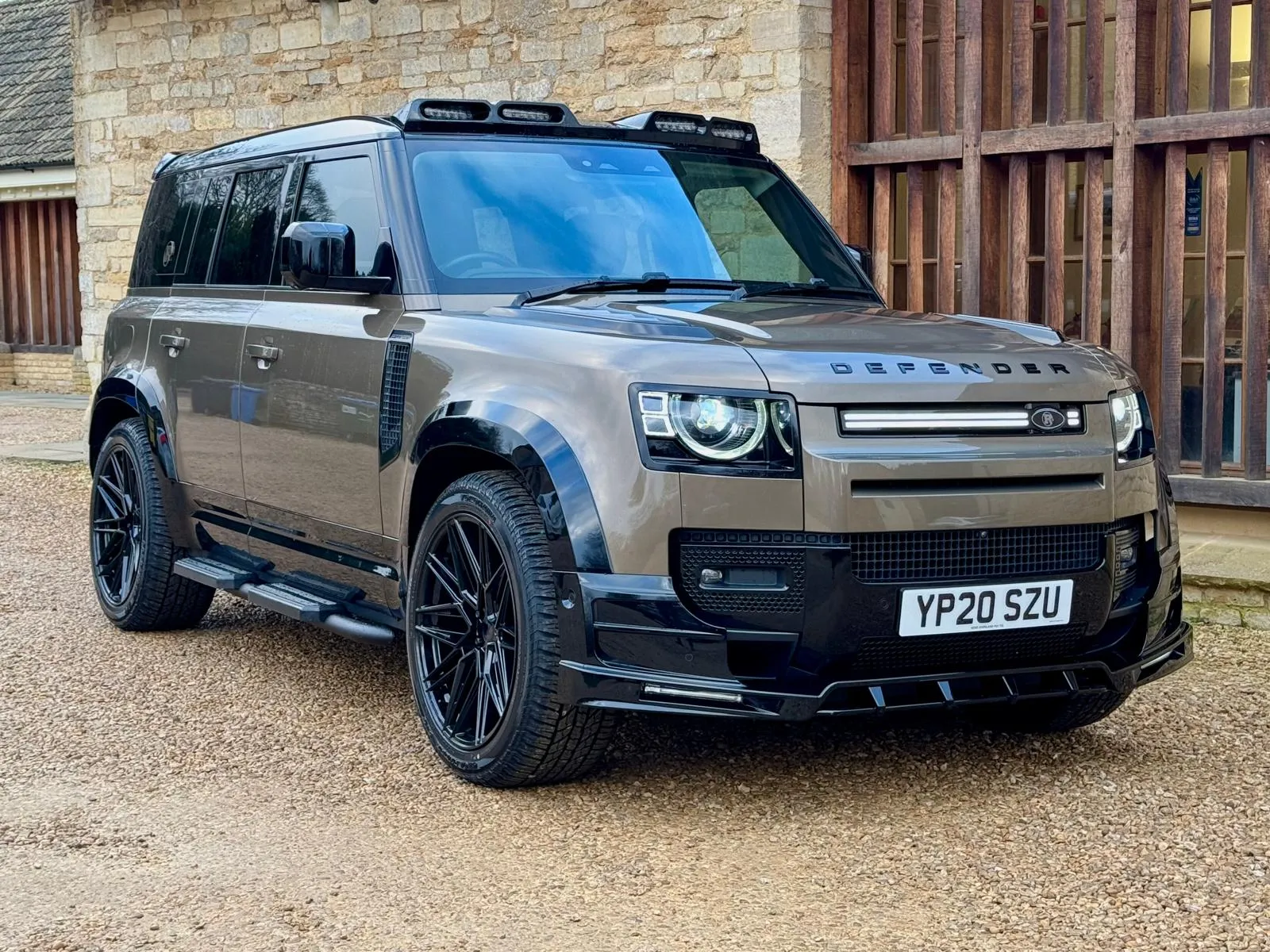 LAND ROVER - LUKSUSOWE SUW-Y Z UK. NAJNOWSZE MODELE, STRATEGIA MARKI