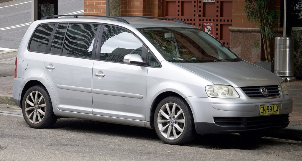 Felgi do kompaktowego vana VW Touran I (1T) oraz Cross Touran – rozstaw 5x112, otwór 57.1 mm, ET, śruby M14x1.5 i dobór kół