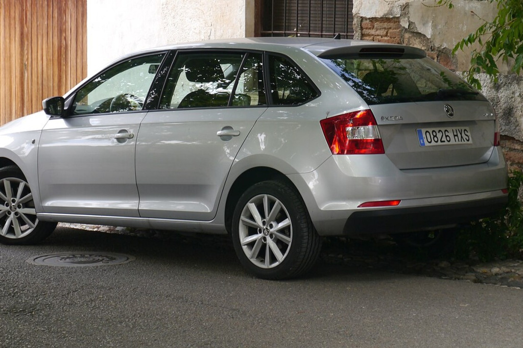 Felgi do Škoda Rapid (Liftback NH3) oraz Rapid Spaceback (NH1) – rozstaw 5x100, otwór 57.1 mm, ET i dobór felg 15–17 cali