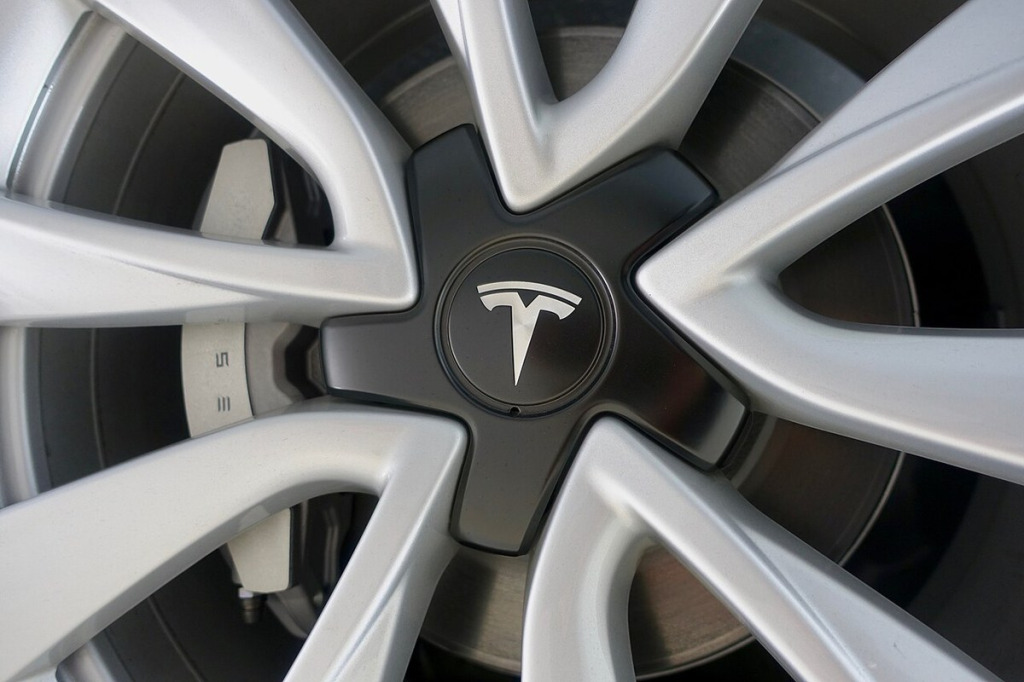 Czujniki TPMS w Tesla – Bluetooth BLE vs 433 MHz, dobór i programowanie
