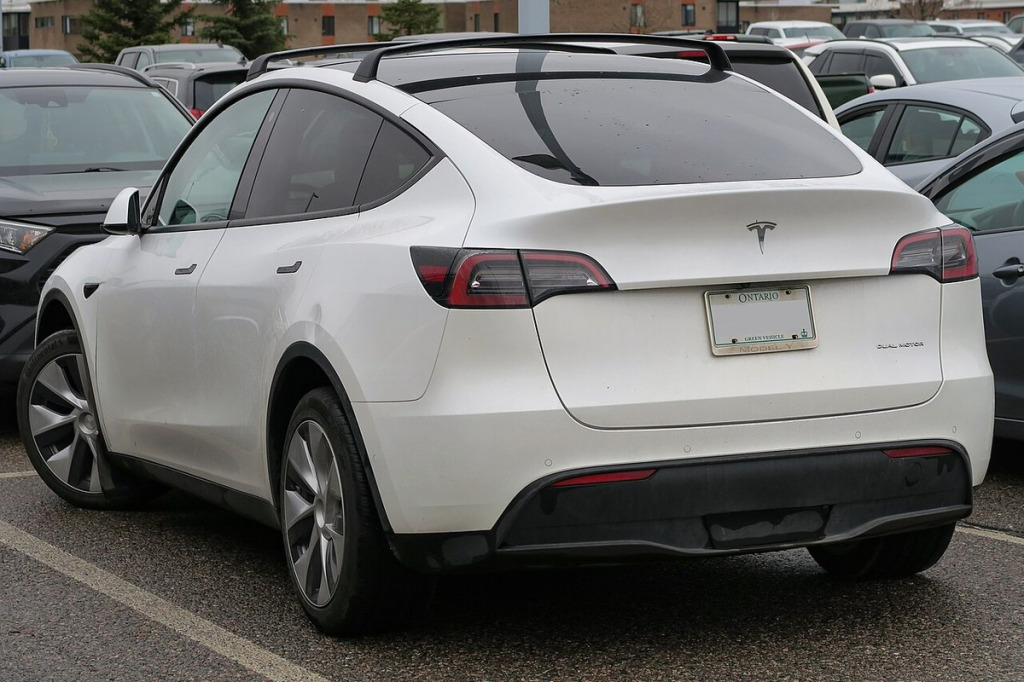 Układ Staggered vs Square w Tesla – różnice szerokości kół i rotacja