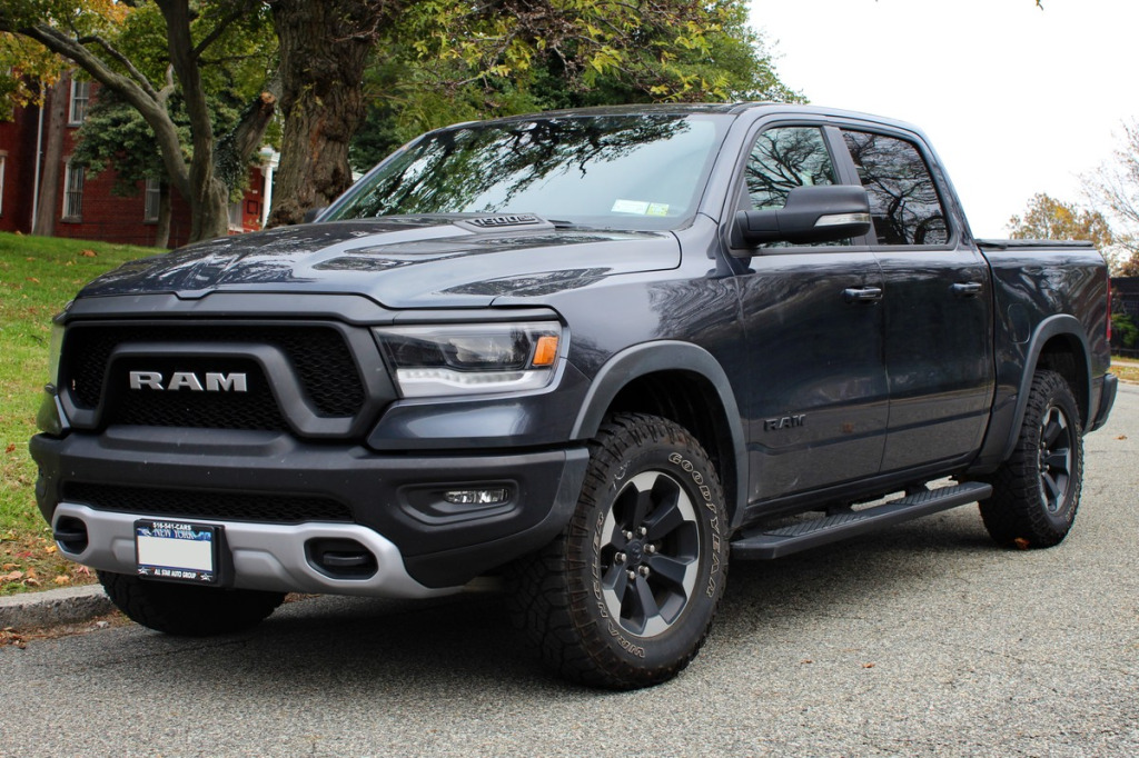 Felgi do RAM 1500 Rebel – fabryczny lift 1 cal i felgi 18 cali