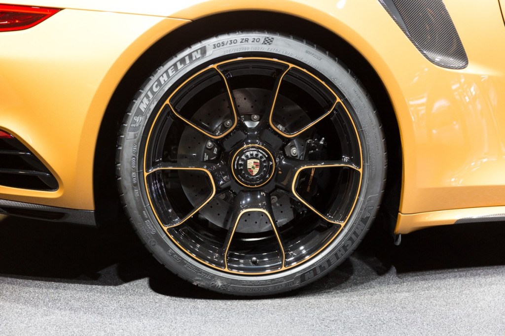 Układy dwuszerokościowe Staggered w Porsche – asymetria kół przód vs tył