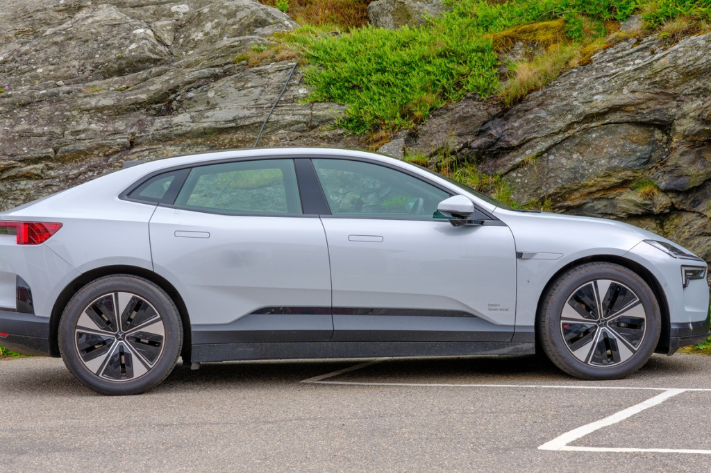 Felgi do Polestar 4 Performance Pack – kute koła 22", złote Brembo i zawieszenie