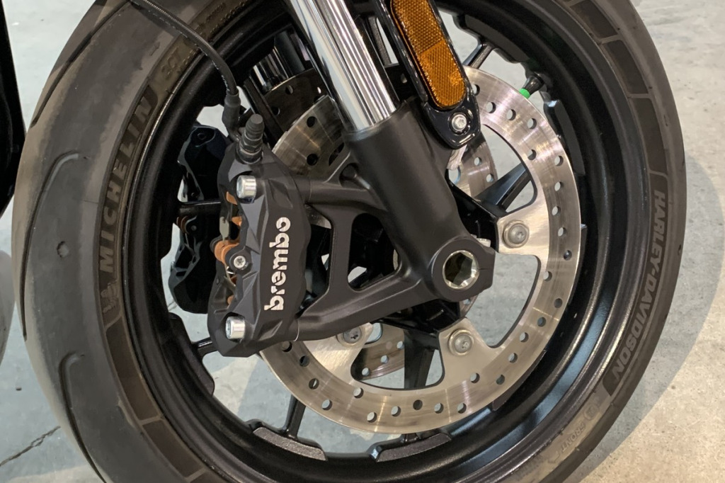 Hamulce Brembo i Akebono w Polestar a wskaźnik X-Factor felgi aluminiowej