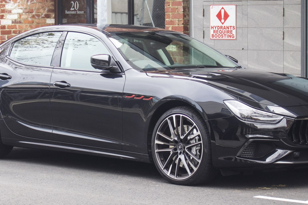 Felgi do Maserati Ghibli Trofeo (580 KM V8) – tarcze Brembo 380 mm, kute obręcze 21" i prędkość 326 km/h