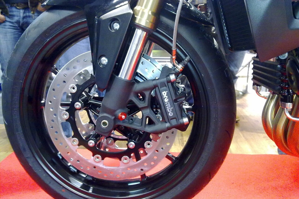 Zaciski Brembo 6-tłokowe 380 mm w Land Roverze – wskaźnik X-Factor i minimalna średnica felgi