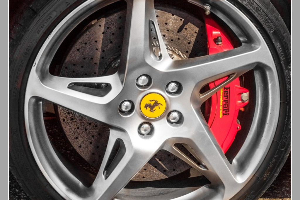 Geometria zacisków Brembo w Stinger GT i EV6 GT: wskaźnik X-Factor min. 6.0 mm