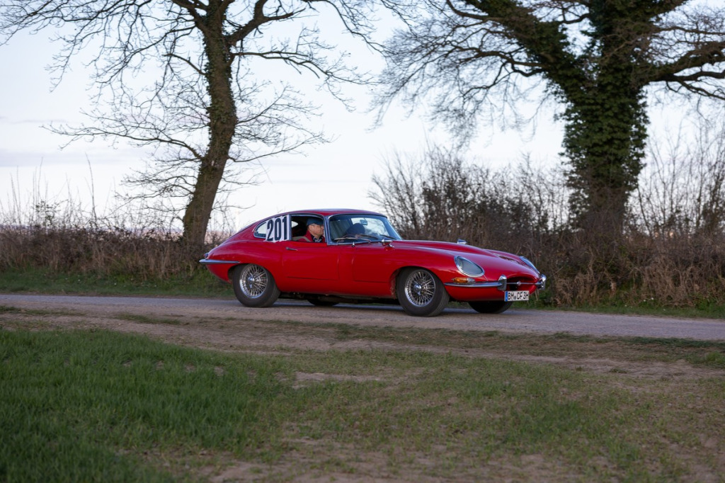 Felgi do Jaguar Mark 2 (1959–1967) – sportowy sedan lat 60., koła szprychowe i tłoczone stalowe 15"