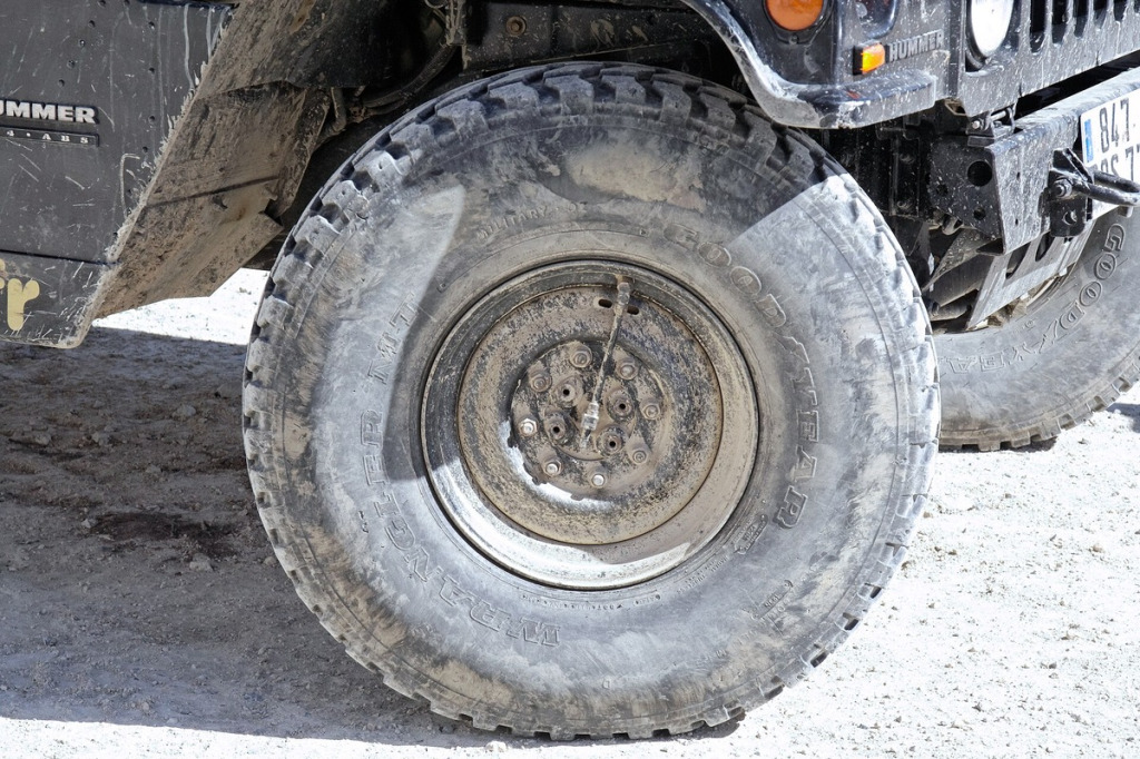 System CTIS w Hummer H1 – centralne pompowanie opon, zawory w piaście i felgi