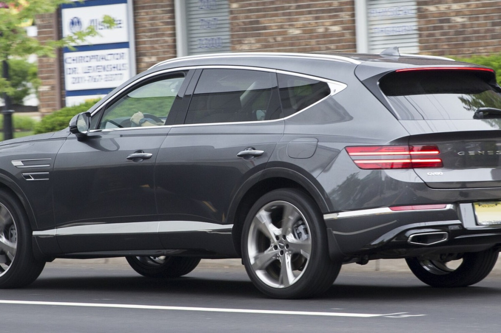 Koła 20', 21' i 22' w SUV-ach Genesis GV70 i GV80 – profil opony a komfort i felgi