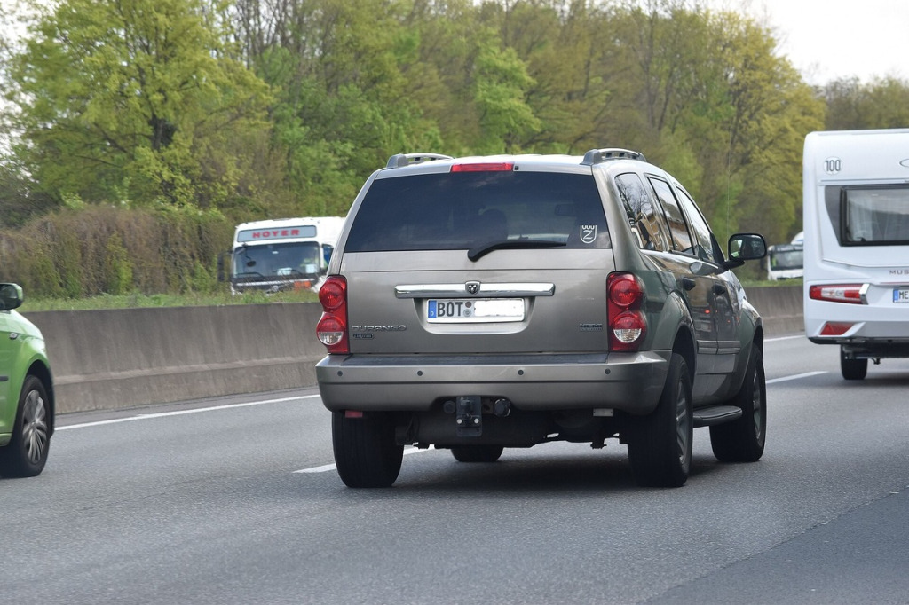 Momenty dokręcania kół Dodge: nakrętki M14x1.5 (176 Nm) i M12x1.5 w vanach