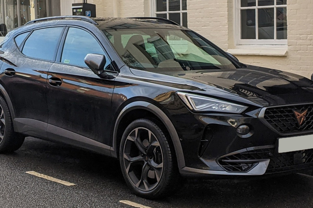 Felgi Cupra – rozstaw 5x112, otwór CB 57.1 mm, śruby M14x1.5, moment 140 Nm i zaciski Brembo