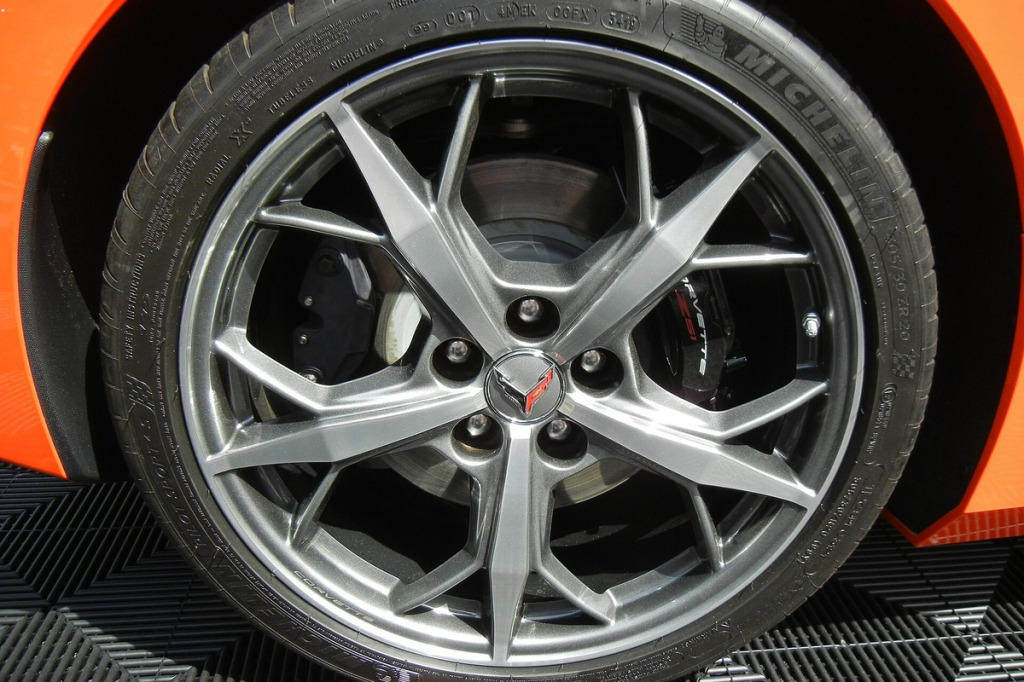 Układ dwuszerokościowy Staggered w Corvette i Camaro a system kontroli trakcji