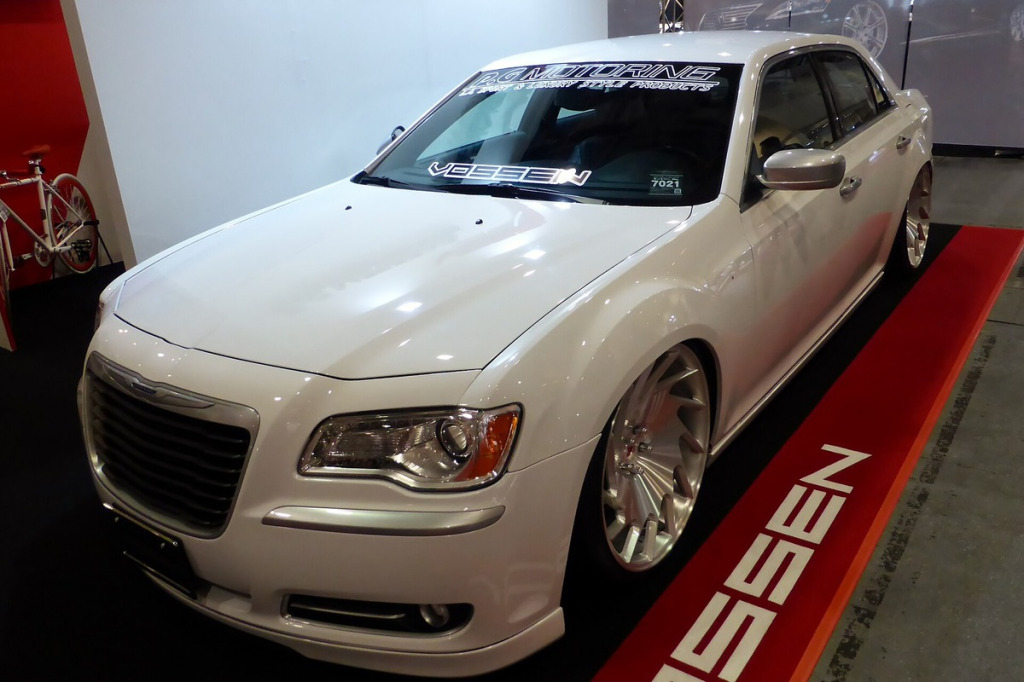 Kalkulator ET dla Chrysler 300C: agresywny fitment Stance bez ocierania o błotniki