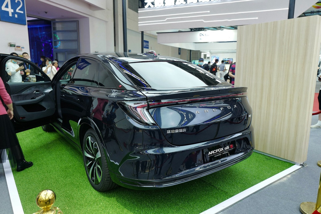 Nośność felg w elektrycznych modelach BAIC Arcfox: rygor masy baterii trakcyjnej i testy udarności