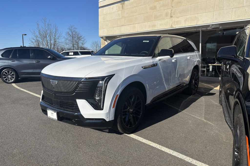 Felgi Cadillac Escalade IQ (od 2024): platforma Ultium EV, gigantyczne koła 24 cale, nośność 1200 kg